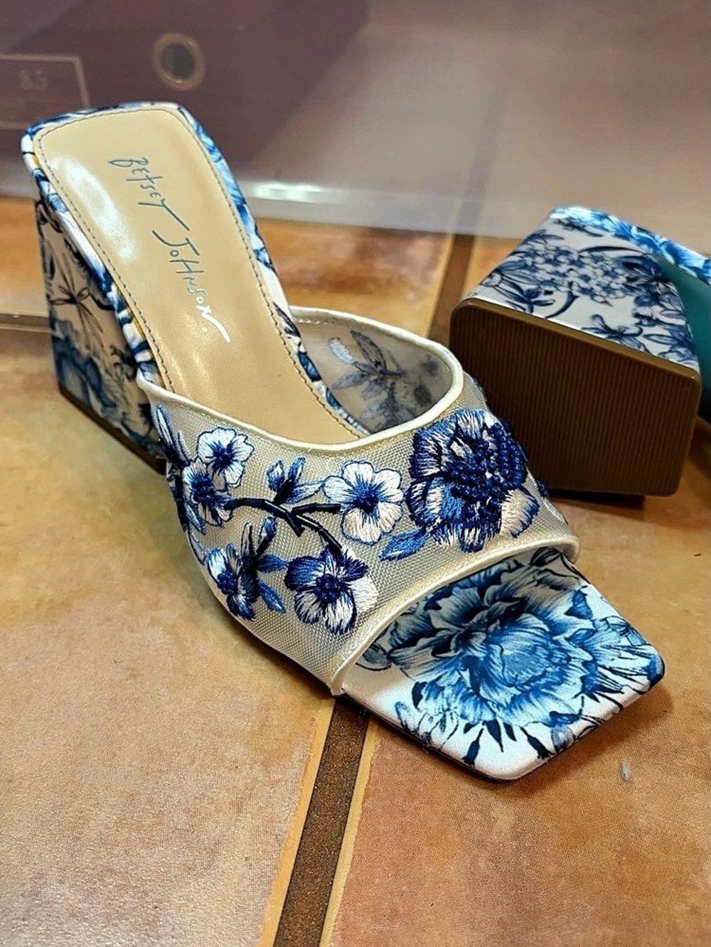 Betsey Johnson Roo White/Blue Floral Mules Blue & White